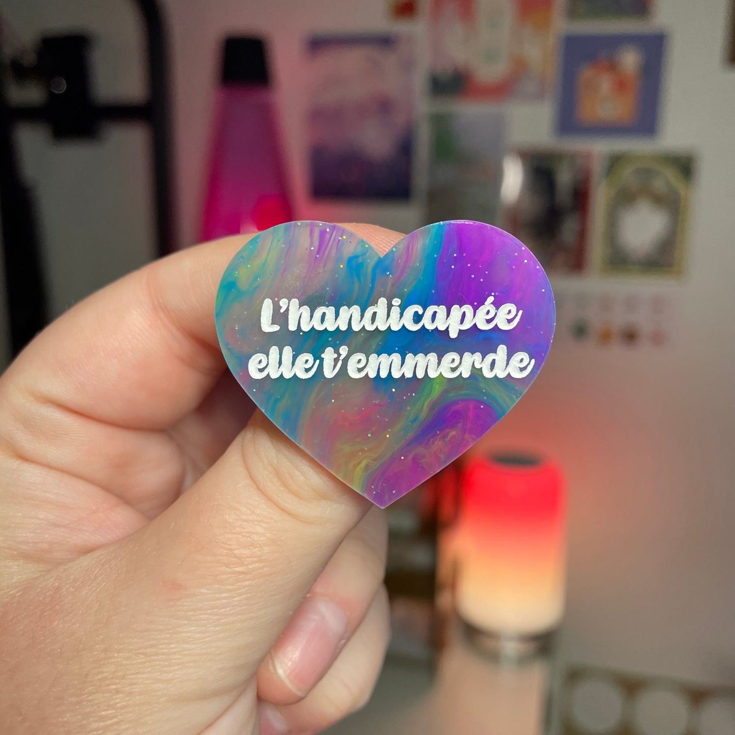 Broche "L'handicapée elle t'emmerde" en acrylique marbrée multicolore