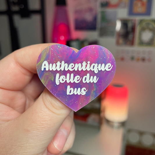 Broche "Authentique folle du bus" en acrylique marbrée multicolore