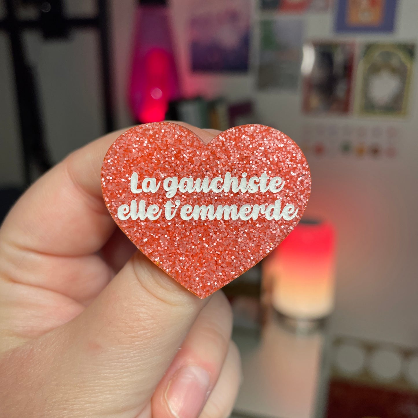 Broche "La gauchiste elle t'emmerde" en acrylique à paillettes roses