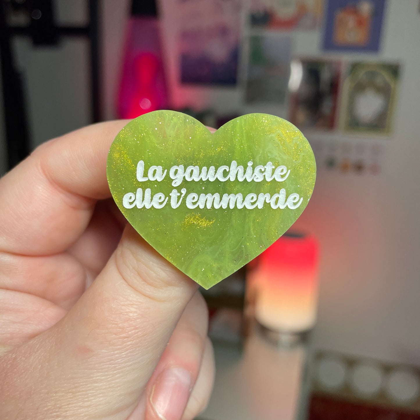 Broche "La gauchiste elle t'emmerde" en acrylique marbrée verte et dorée à paillettes