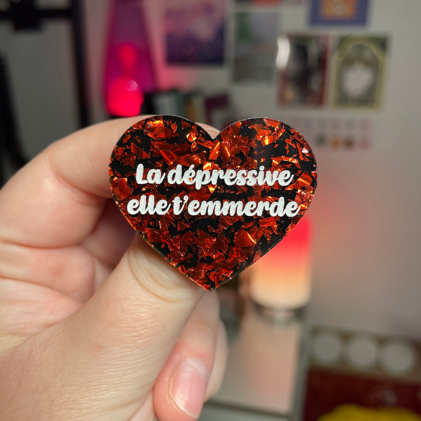 Broche "La dépressive elle t'emmerde" en acrylique noire avec des éclats de confettis rouges