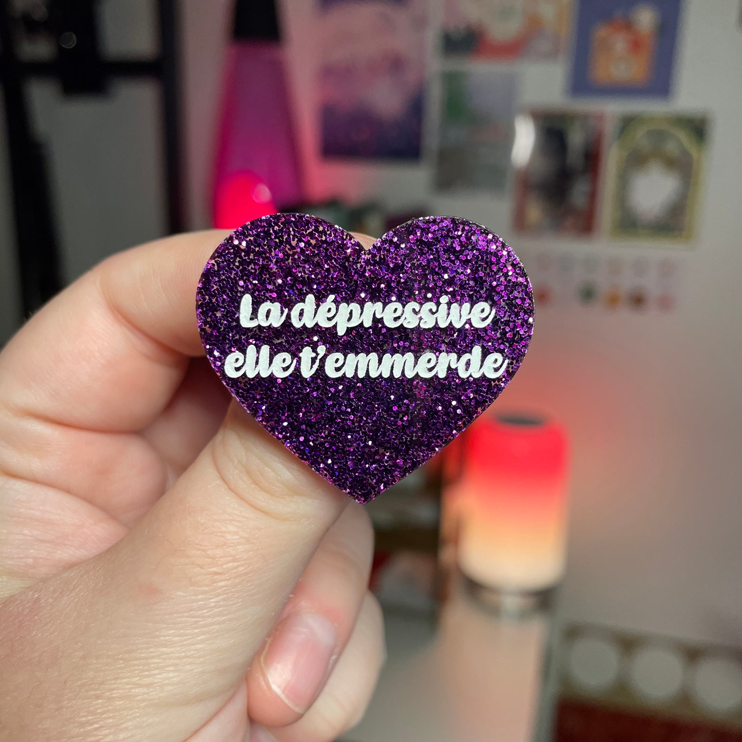 Broche "La dépressive elle t'emmerde" en acrylique à paillettes violettes