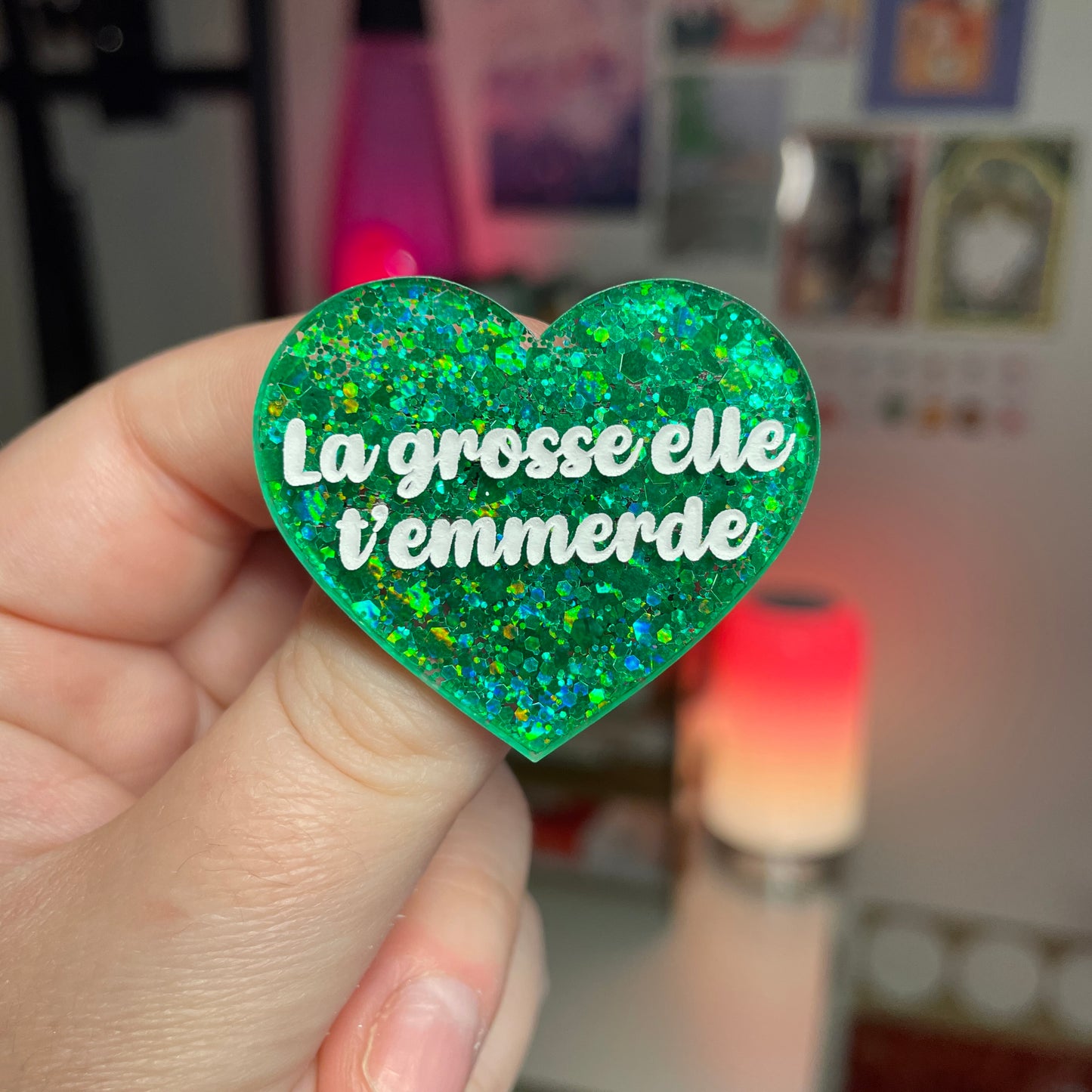 Broche "La grosse elle t'emmerde" en acrylique à paillettes vertes