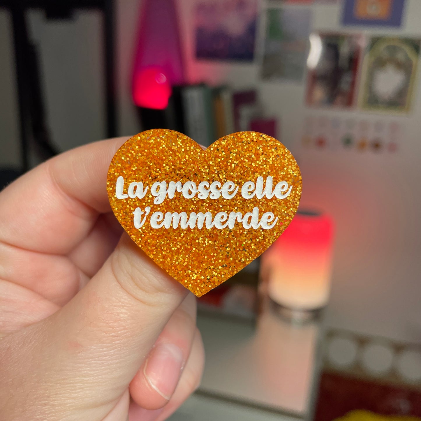 Broche "La grosse elle t'emmerde" en acrylique à paillettes oranges