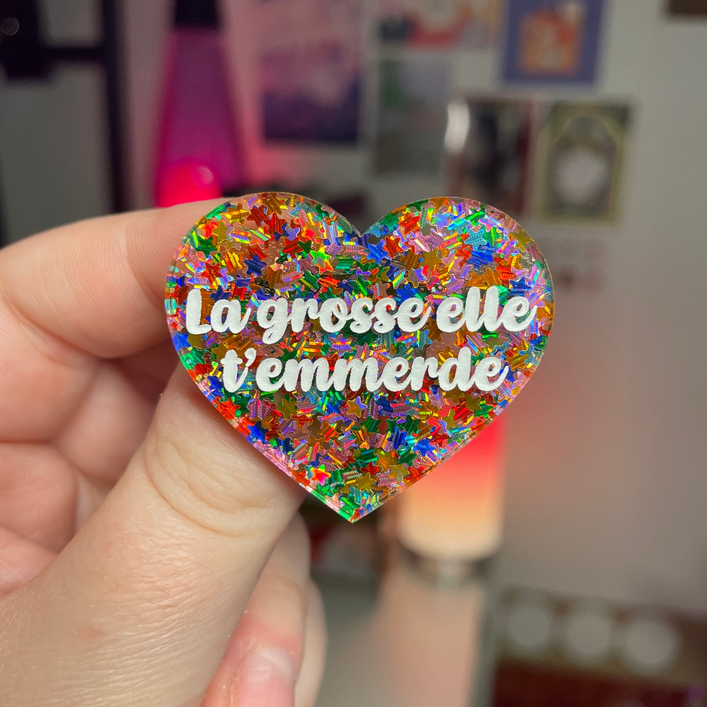 Broche "La grosse elle t'emmerde" en acrylique semi transparente avec des étoiles multicolores