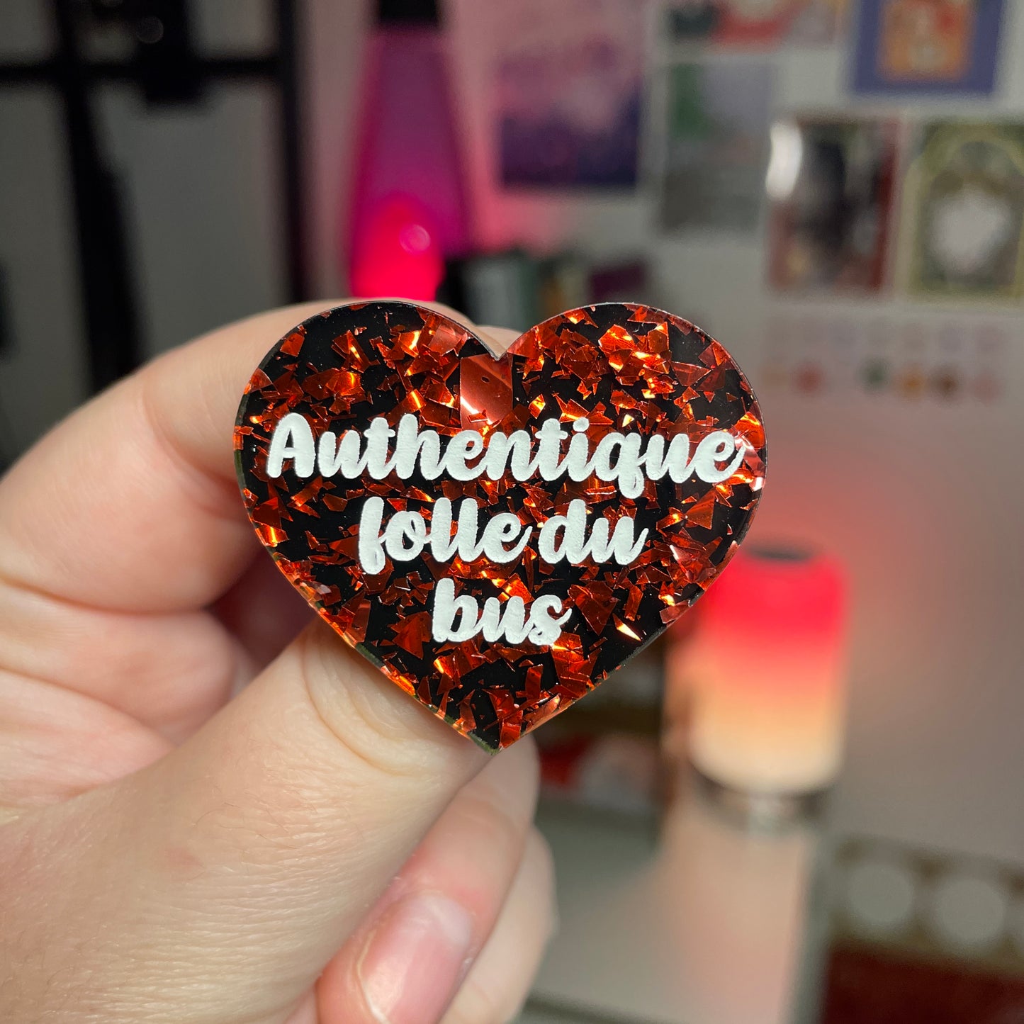 Broche "Authentique folle du bus" en acrylique noire avec des éclats de confettis rouges