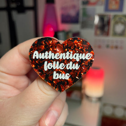 Broche "Authentique folle du bus" en acrylique noire avec des éclats de confettis rouges