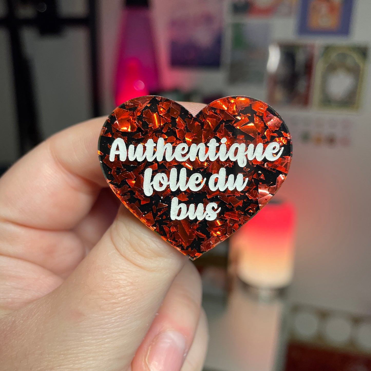 Broche "Authentique folle du bus" en acrylique noire avec des éclats de confettis rouges