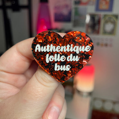 Broche "Authentique folle du bus" en acrylique noire avec des éclats de confettis rouges