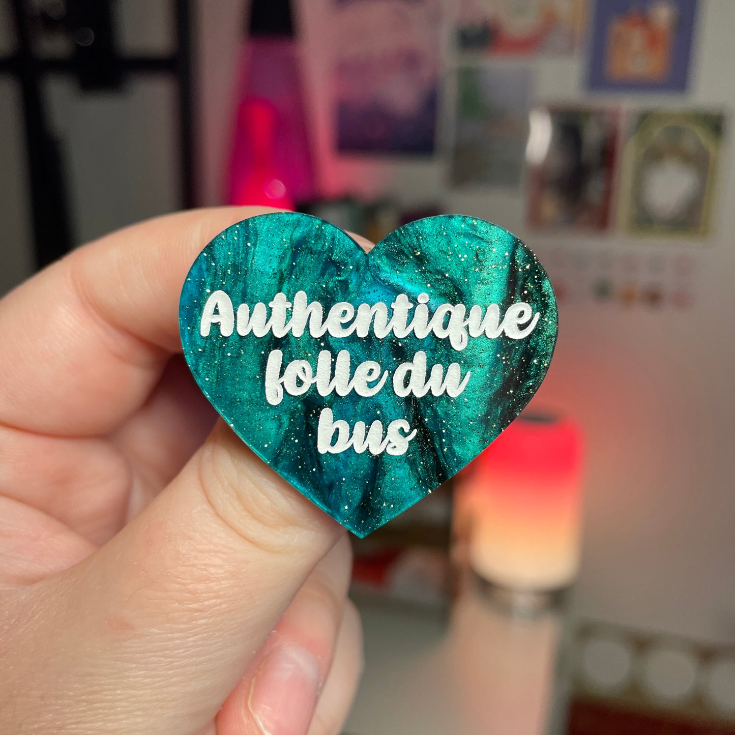 Broche "Authentique folle du bus" en acrylique marbrée verte et noire à paillettes