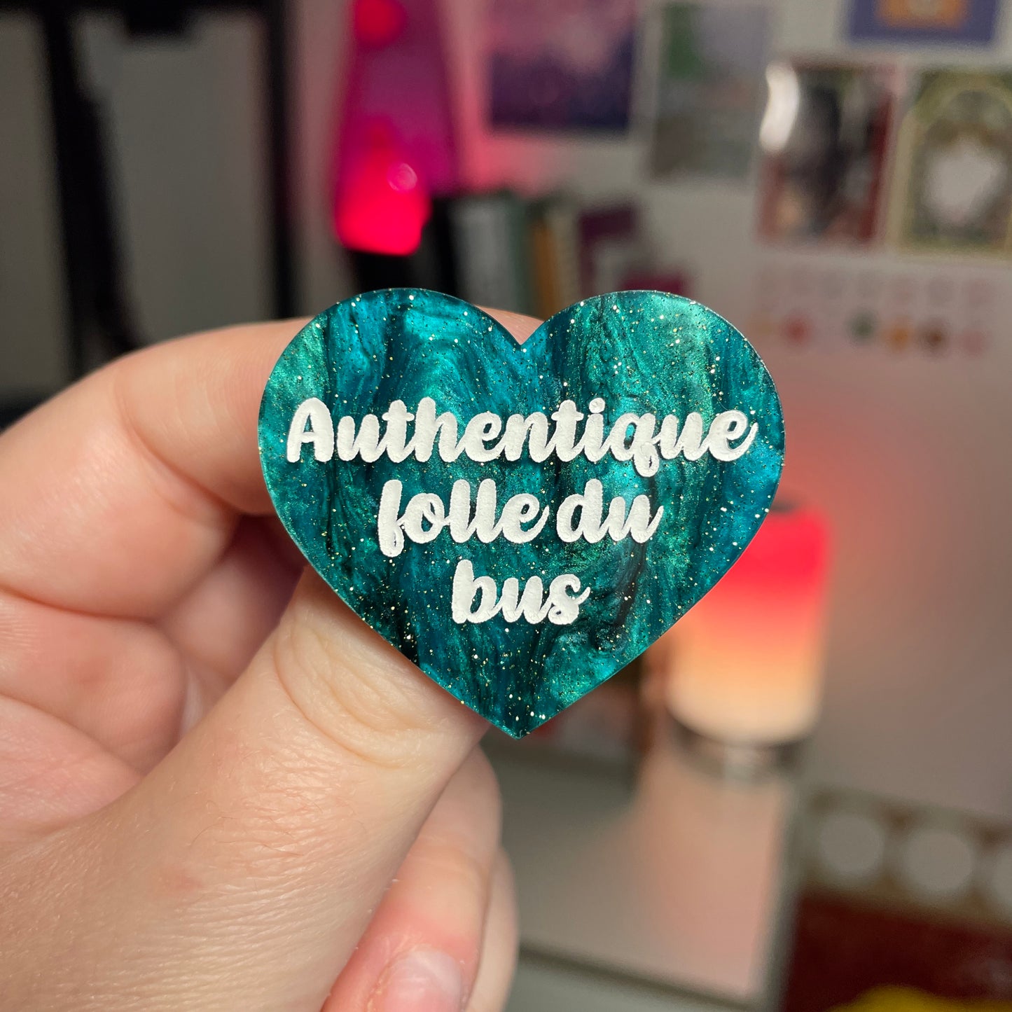 Broche "Authentique folle du bus" en acrylique marbrée verte et noire à paillettes