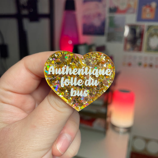 Broche "Authentique folle du bus" en acrylique transparente avec des confettis jaunes