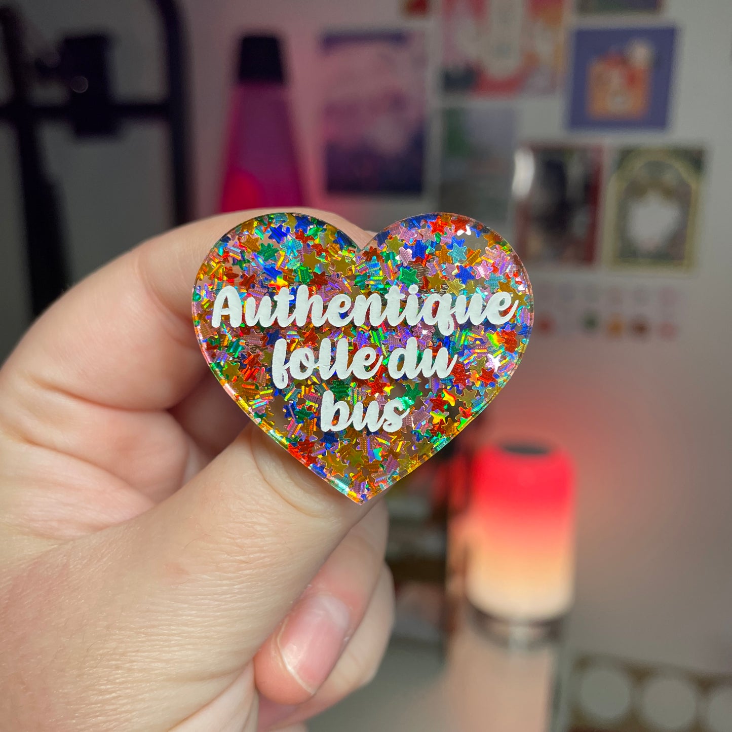 Broche "Authentique folle du bus" en acrylique semi transparente avec des étoiles multicolores