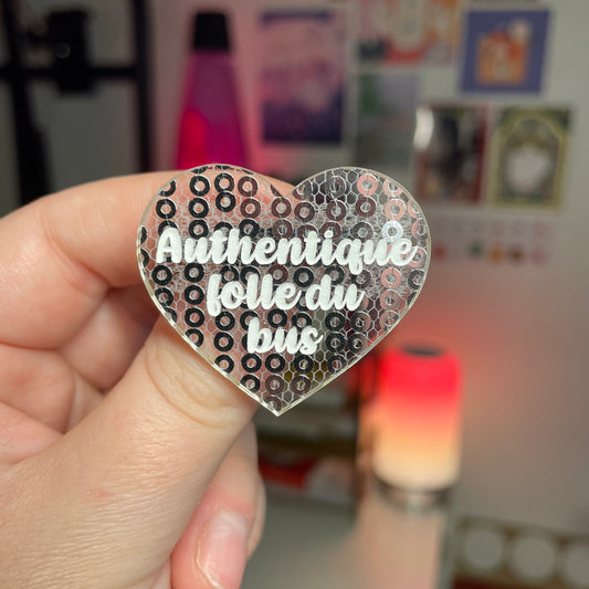 Broche "Authentique folle du bus" en acrylique japonaise semi transparente avec des sequins argentés