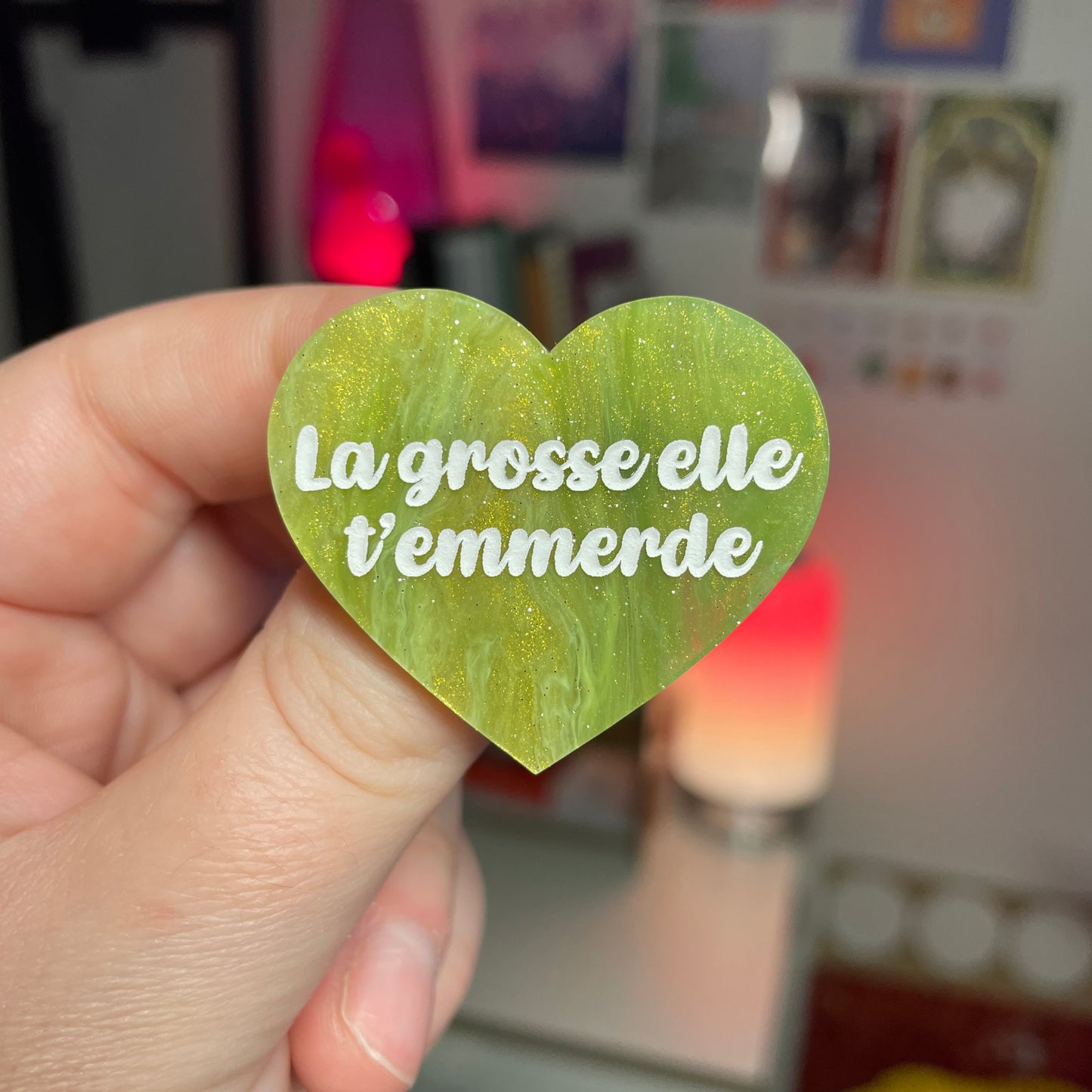 Broche "La grosse elle t'emmerde" en acrylique marbrée verte et dorée à paillettes