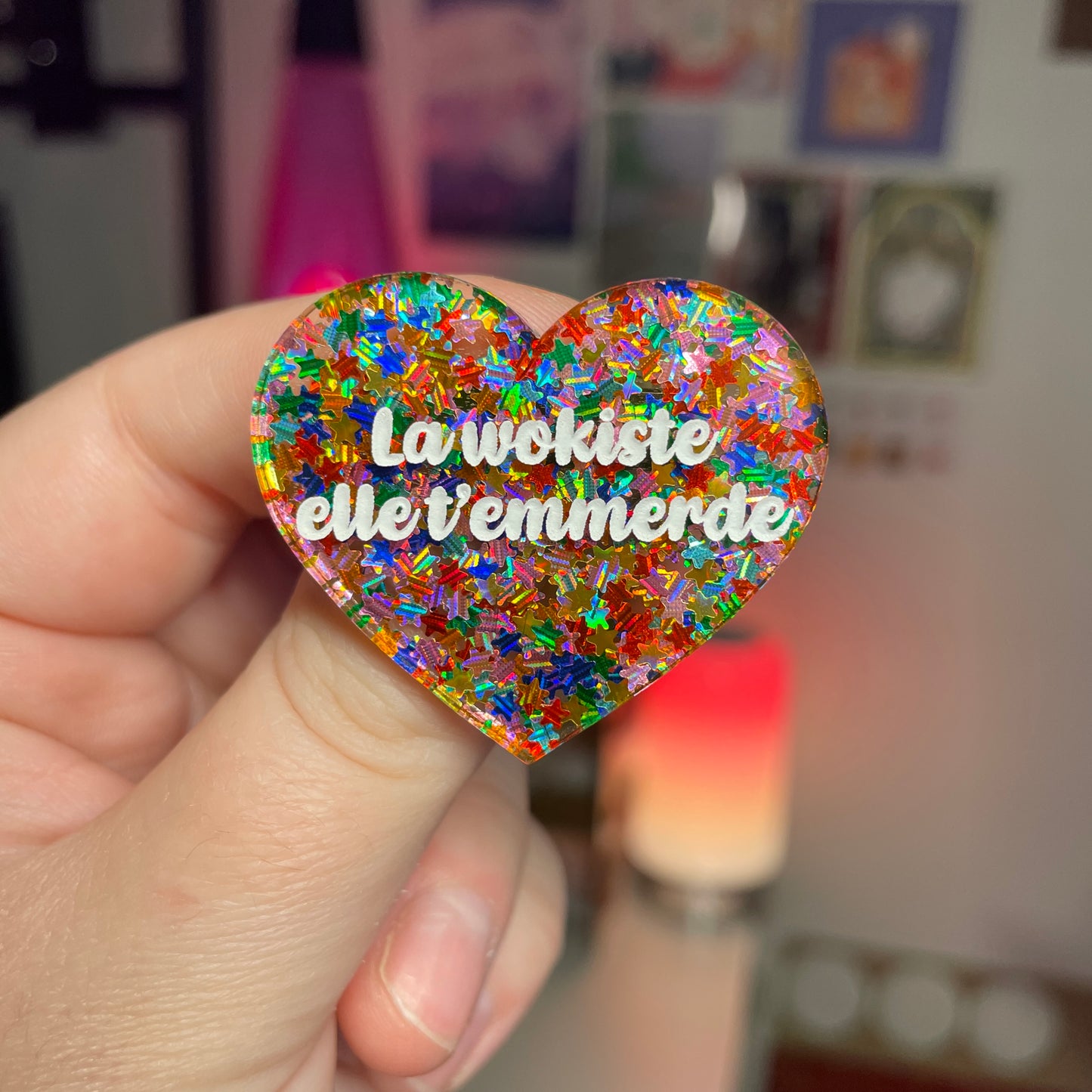 Broche "La wokiste elle t'emmerde" en acrylique semi transparente avec des étoiles multicolores