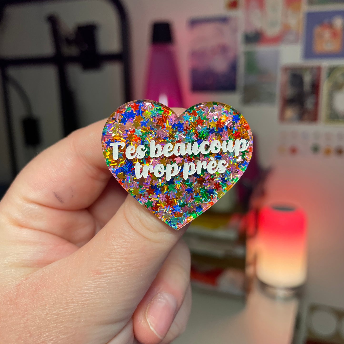 Broche "T'es beaucoup trop près" en acrylique semi transparente avec des étoiles multicolores