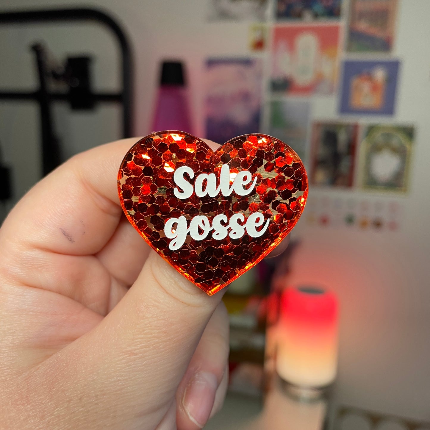 Broche "Sale gosse" en acrylique semi transparente avec des confettis rouges