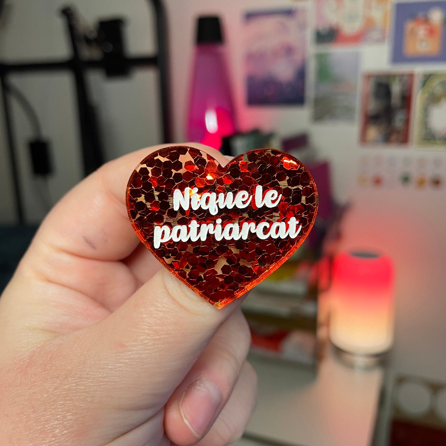 Broche "Nique le patriarcat" en acrylique semi transparente avec des confettis rouges