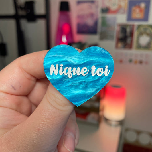 Broche "Nique toi" en acrylique marbrée bleue