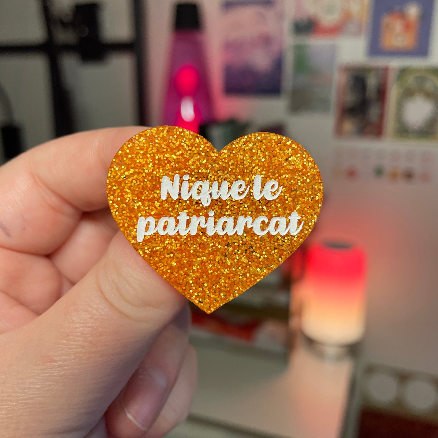 Broche "Nique le patriarcat" en acrylique à paillettes oranges