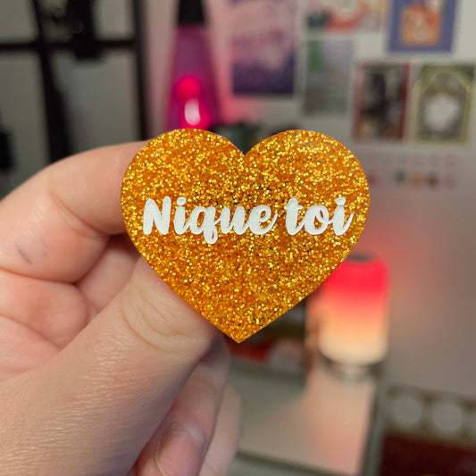 Broche "Nique toi" en acrylique à paillettes oranges