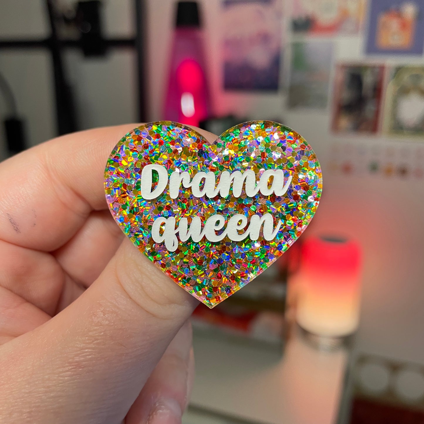 Broche "Drama queen" en acrylique semi transparente avec des pois multicolores