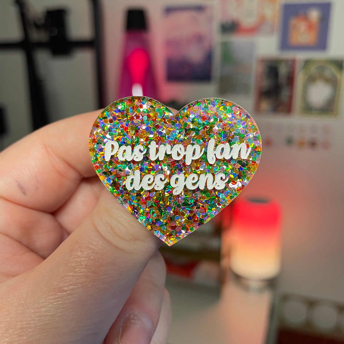 Broche "Pas trop fan des gens" en acrylique semi transparente avec des pois multicolores