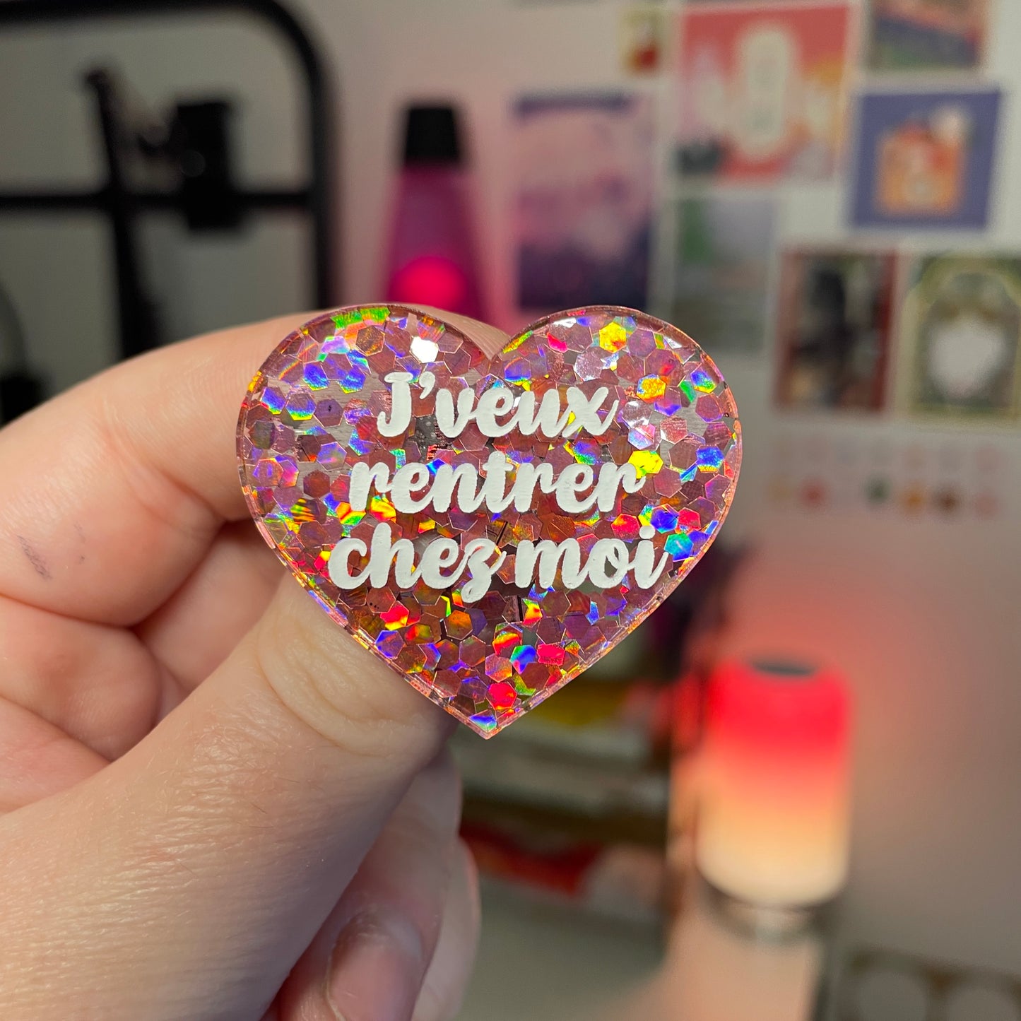 Broche "J'veux rentrer chez moi" en acrylique semi transparente avec des confettis corail