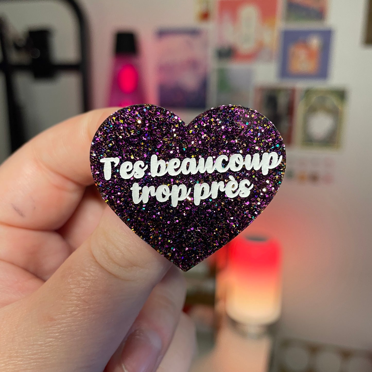 Broche "T'es beaucoup trop près" en acrylique à paillettes violettes