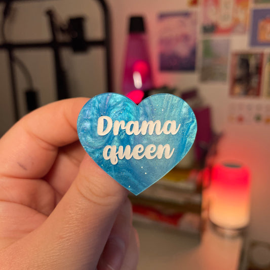Broche "Drama queen" en acrylique marbrée bleue à paillettes