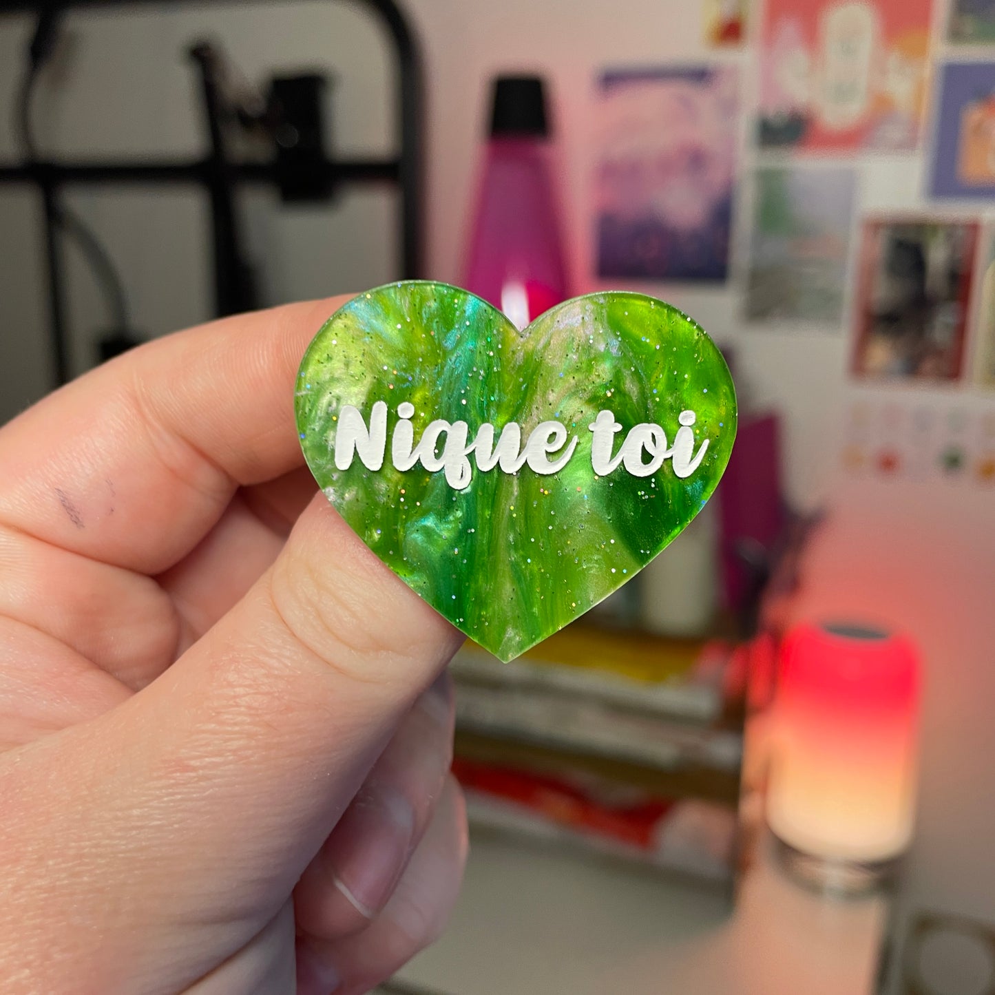 Broche "Nique toi" en acrylique marbrée verte à paillettes