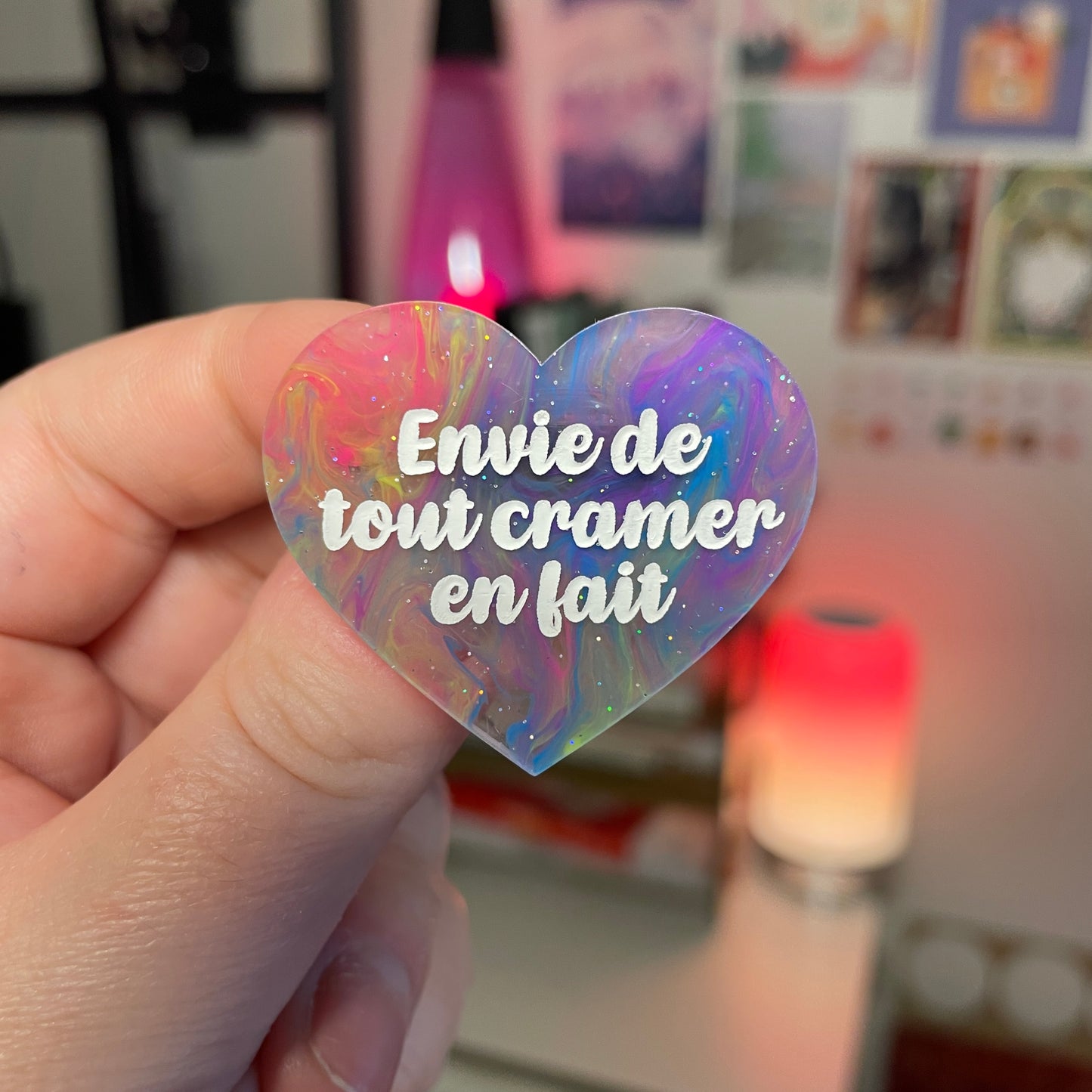 Broche "Envie de tout cramer en fait" en acrylique marbrée multicolore