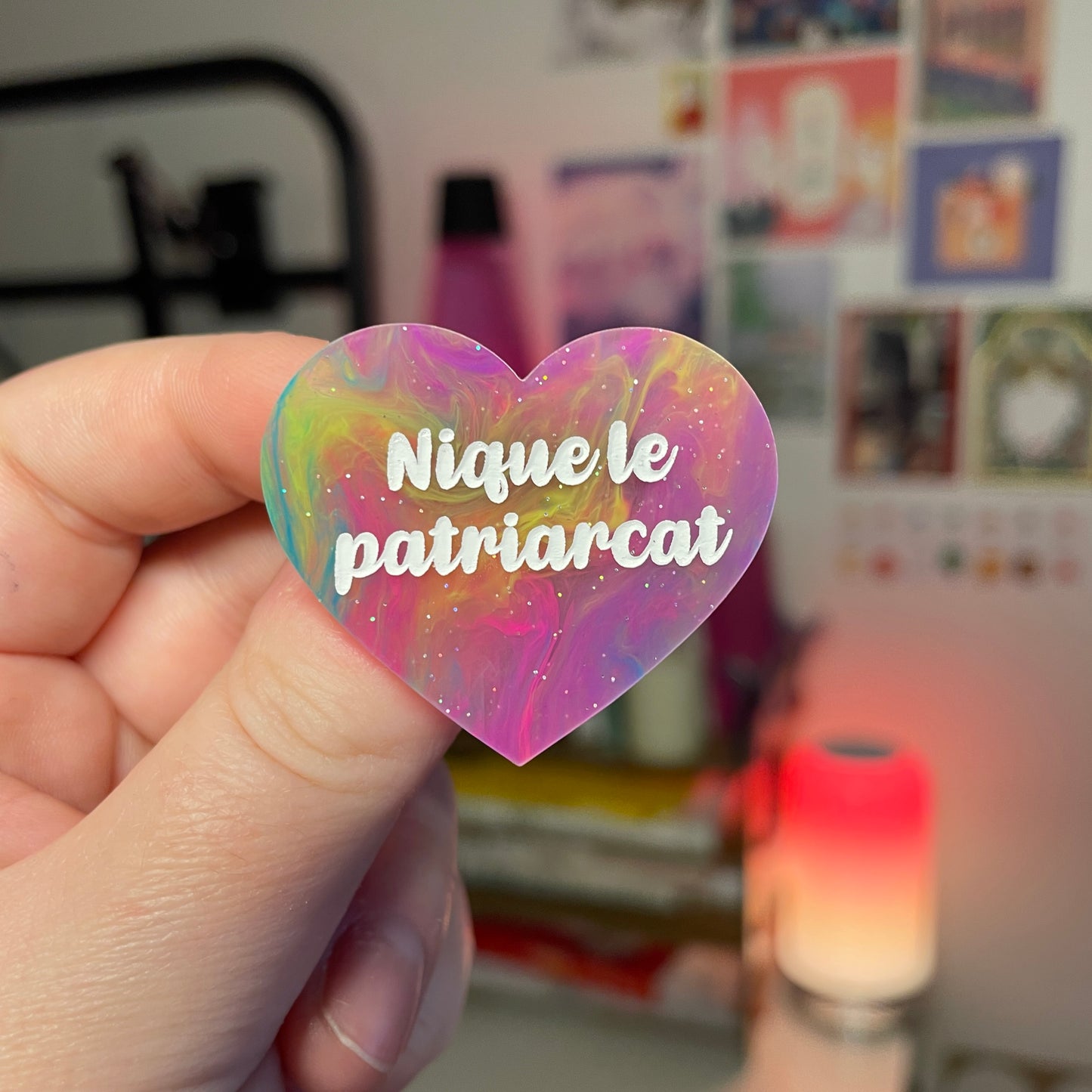 Broche "Nique le patriarcat" en acrylique marbrée multicolore