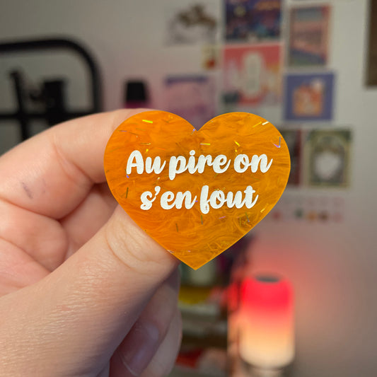 Broche "Au pire on s'en fout" en acrylique japonaise semi transparente marbrée orange
