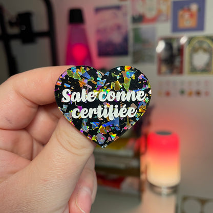 [Contrôle technique] Broche "Sale conne certifiée" en acrylique noire avec des éclats de confettis multicolores