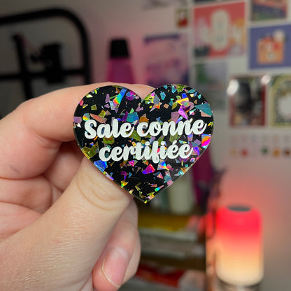 [Contrôle technique] Broche "Sale conne certifiée" en acrylique noire avec des éclats de confettis multicolores