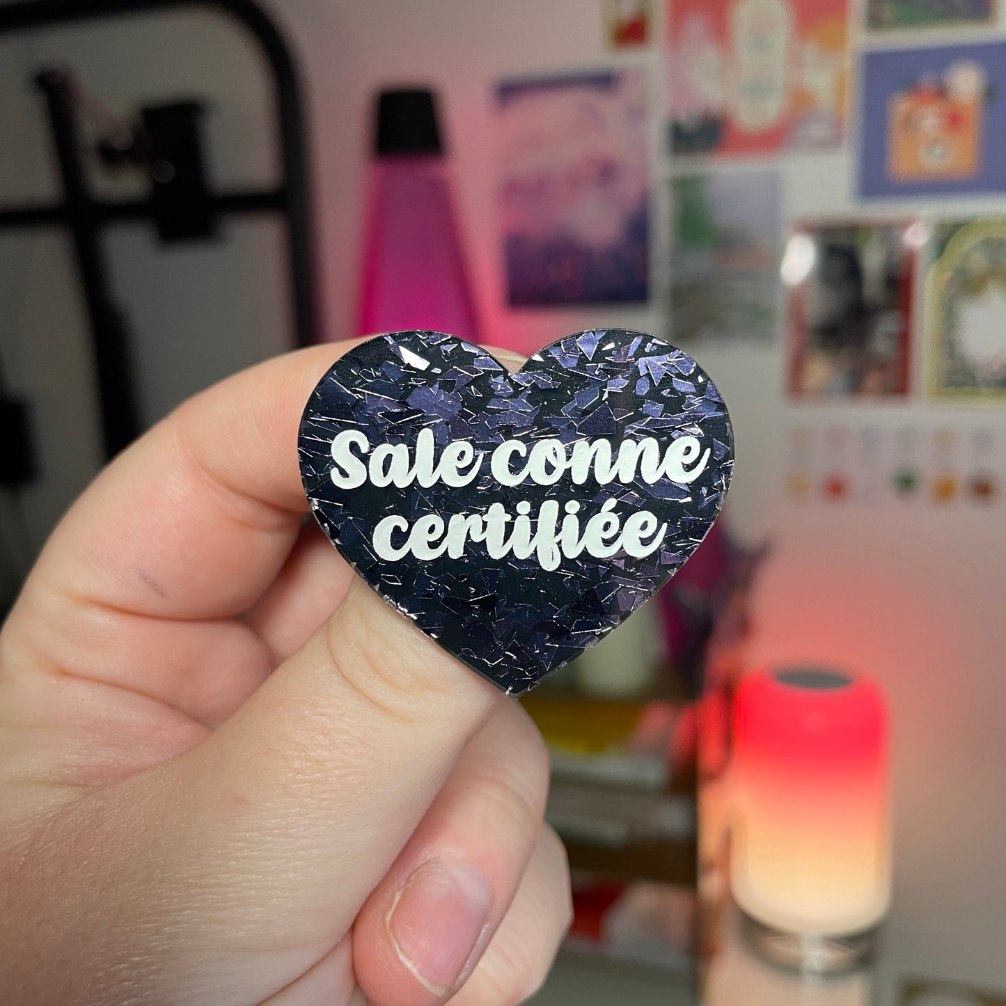 [Contrôle technique] Broche "Sale conne certifiée" en acrylique noire avec des éclats de confettis gris