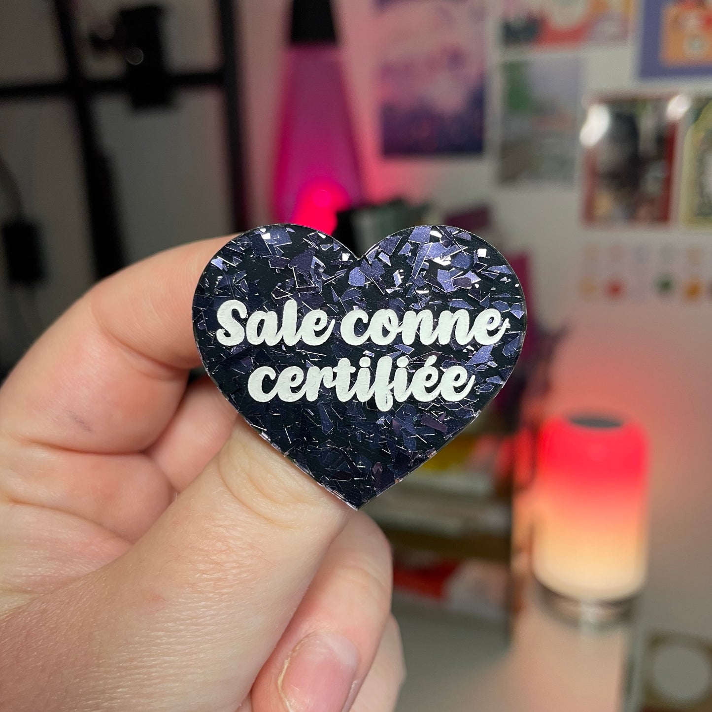 [Contrôle technique] Broche "Sale conne certifiée" en acrylique noire avec des éclats de confettis gris
