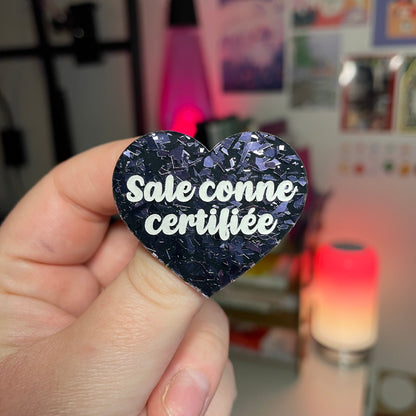 [Contrôle technique] Broche "Sale conne certifiée" en acrylique noire avec des éclats de confettis gris