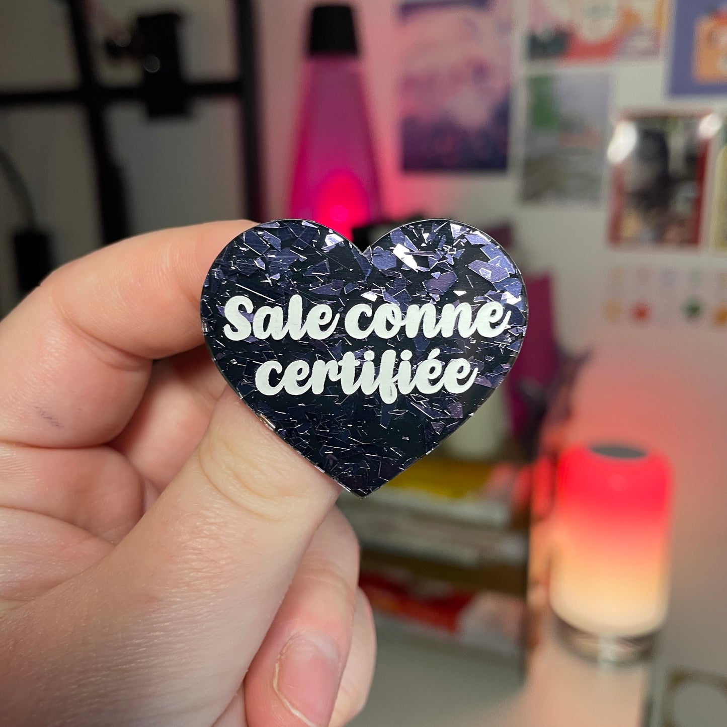 [Contrôle technique] Broche "Sale conne certifiée" en acrylique noire avec des éclats de confettis gris