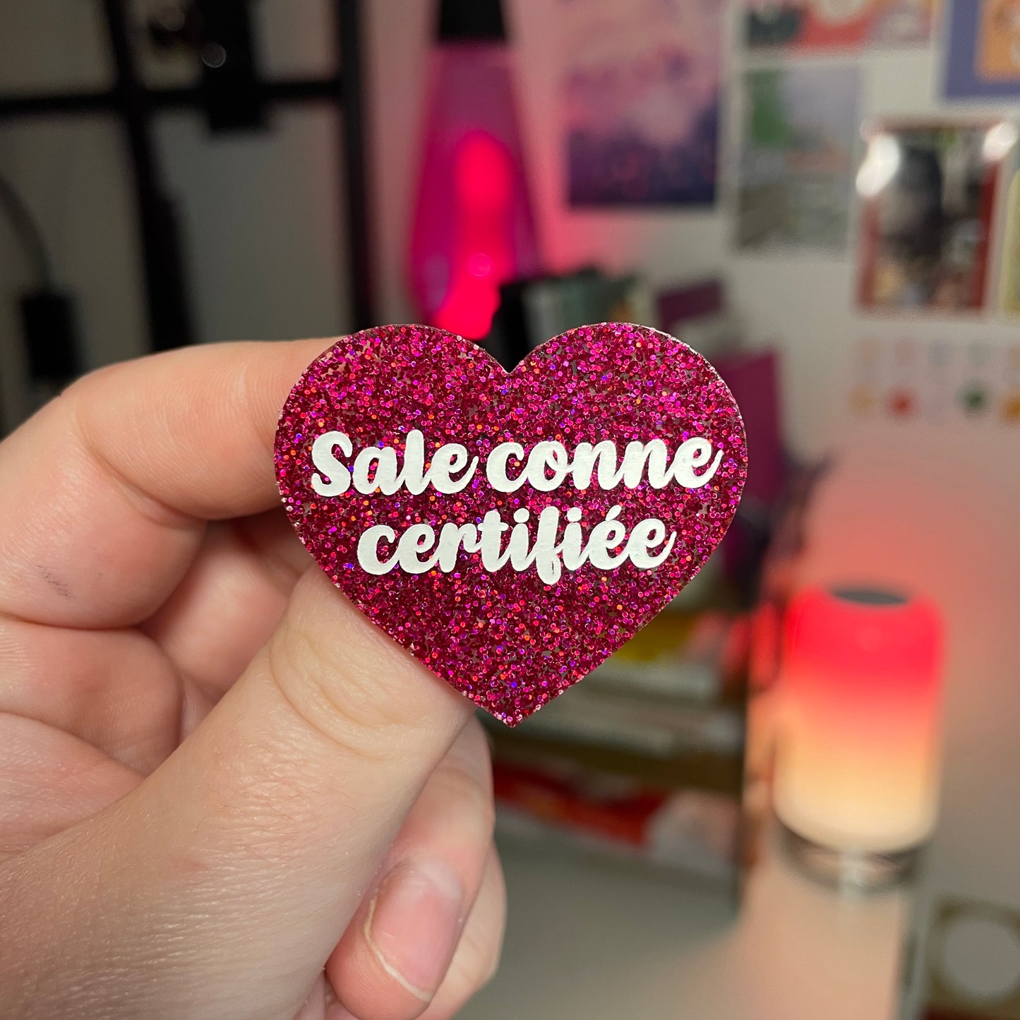 [Contrôle technique] Broche "Sale conne certifiée" en acrylique à paillettes roses