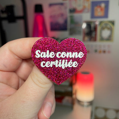 [Contrôle technique] Broche "Sale conne certifiée" en acrylique à paillettes roses