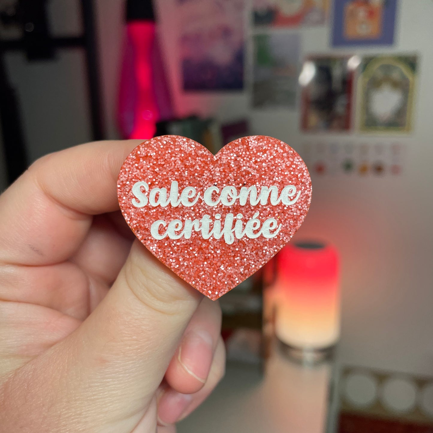 [Contrôle technique] Broche "Sale conne certifiée" en acrylique à paillettes roses