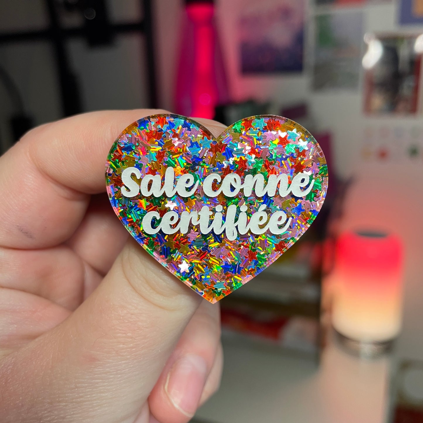 [Contrôle technique] Broche "Sale conne certifiée" en acrylique semi transparente avec des étoiles multicolores