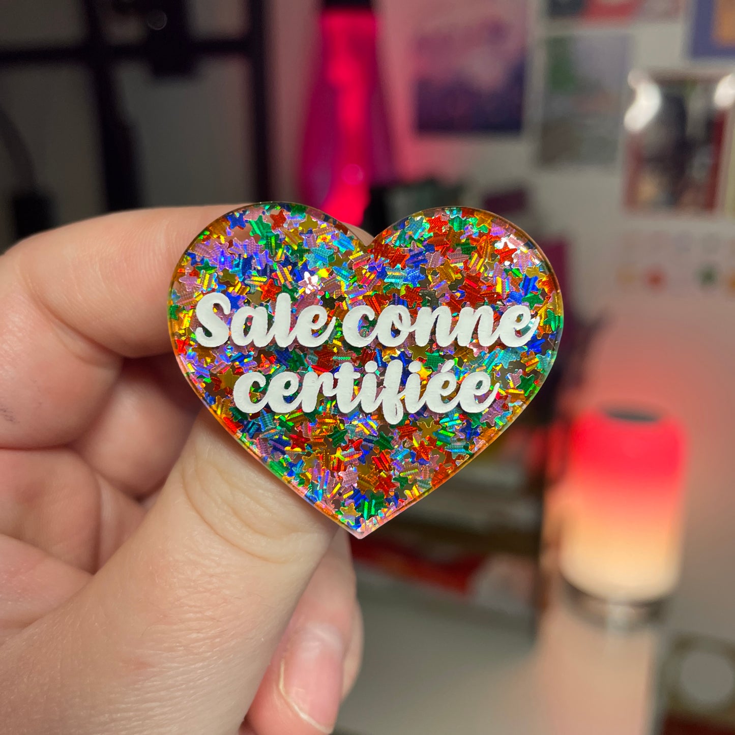 [Contrôle technique] Broche "Sale conne certifiée" en acrylique semi transparente avec des étoiles multicolores