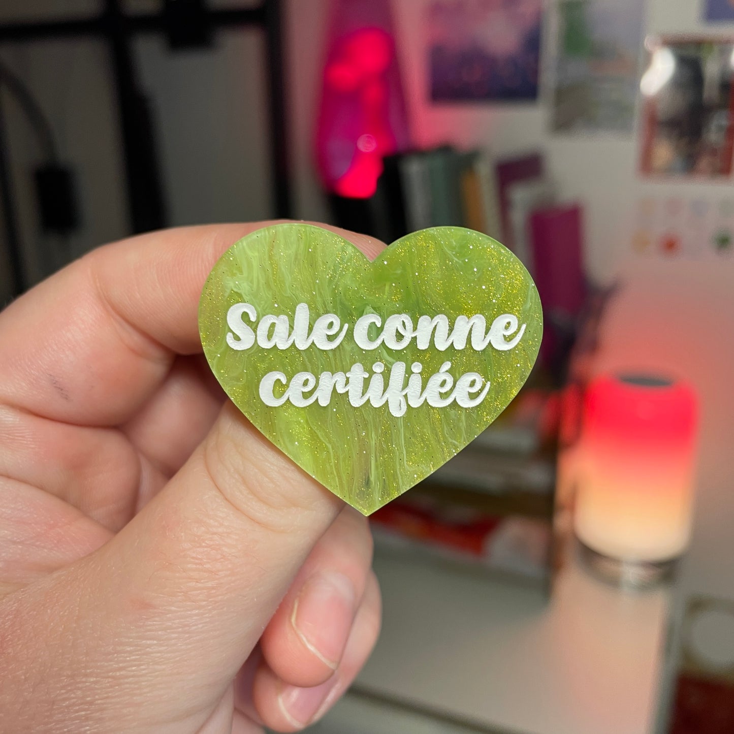 [Contrôle technique] Broche "Sale conne certifiée" en acrylique marbrée verte et dorée à paillettes