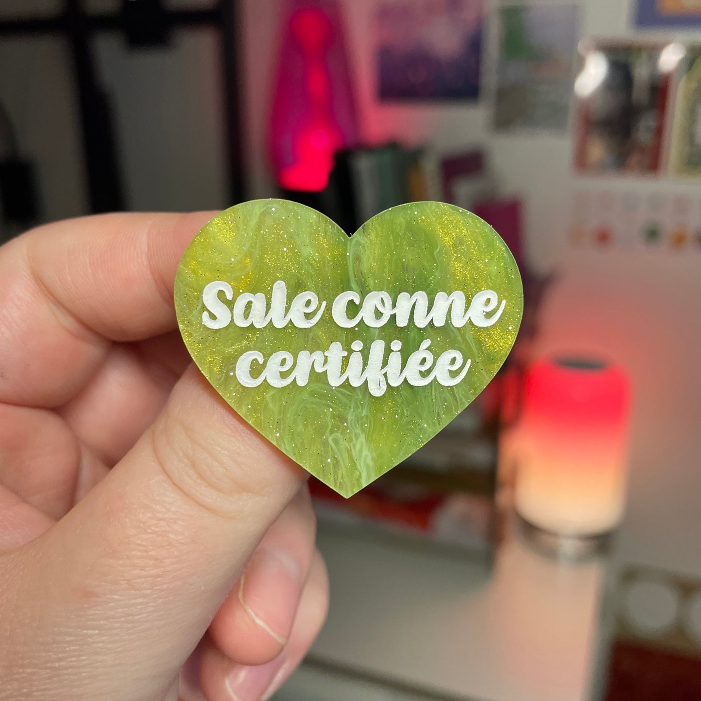 [Contrôle technique] Broche "Sale conne certifiée" en acrylique marbrée verte et dorée à paillettes