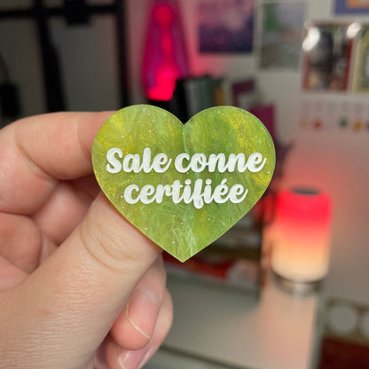 [Contrôle technique] Broche "Sale conne certifiée" en acrylique marbrée verte et dorée à paillettes