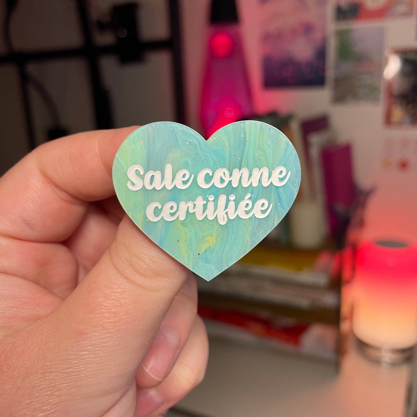[Contrôle technique] Broche "Sale conne certifiée" en acrylique marbrée bleue et jaune à paillettes